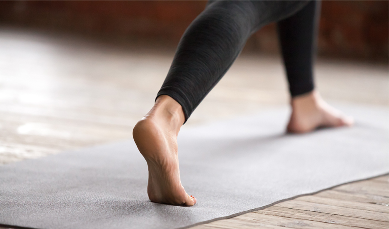 dettaglio di gambe su tappetino per ginnastica posturale studio bertola